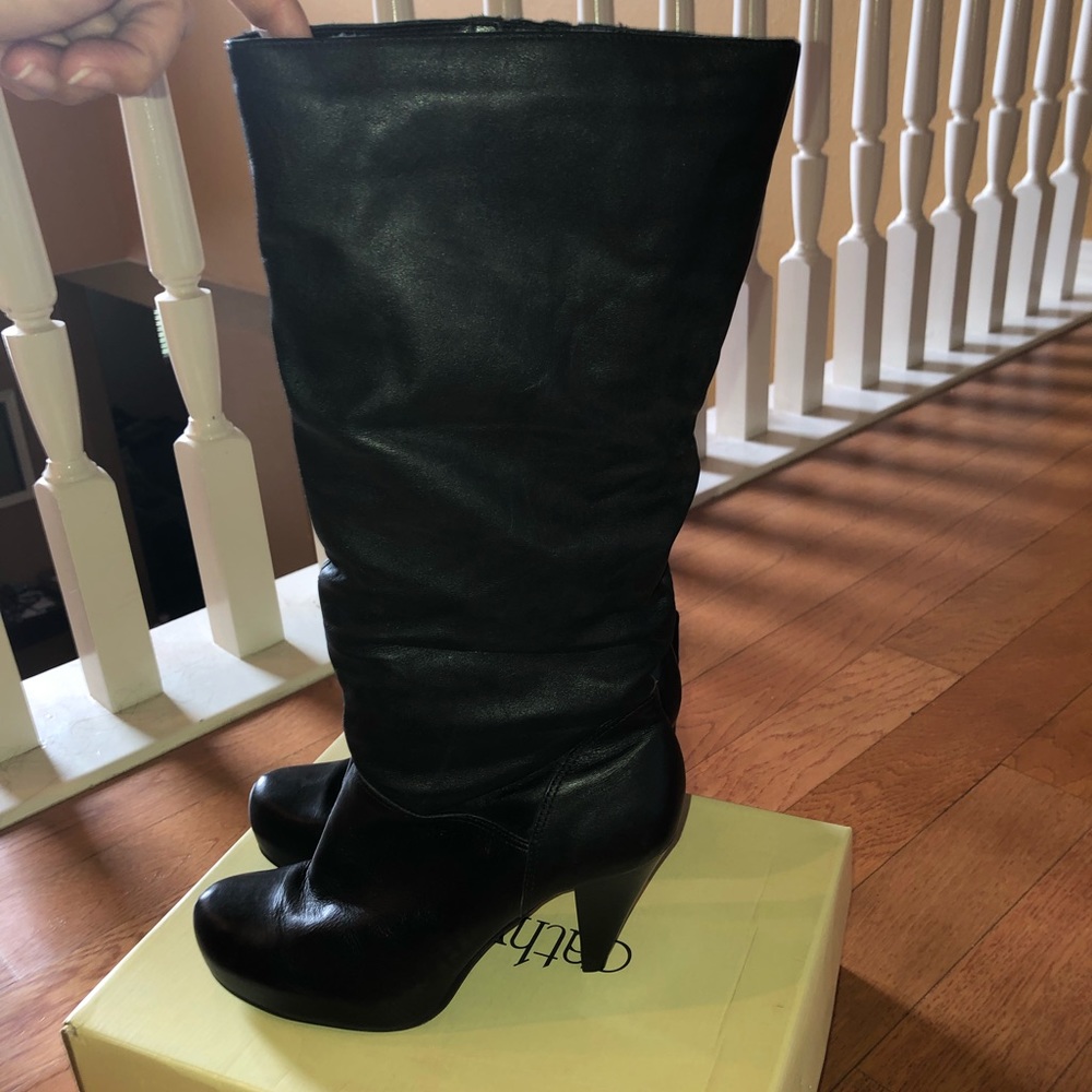 Black heeled boots